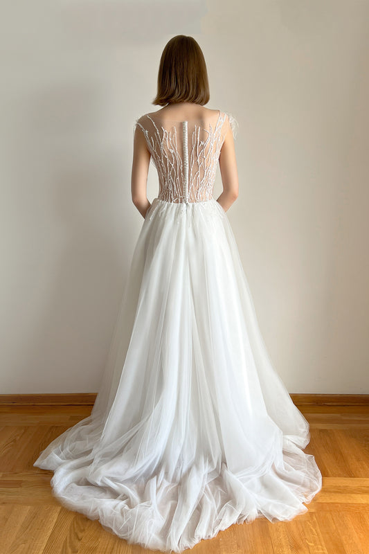 White wedding dress with feathers embroidrey