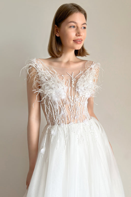 White wedding dress with feathers embroidrey